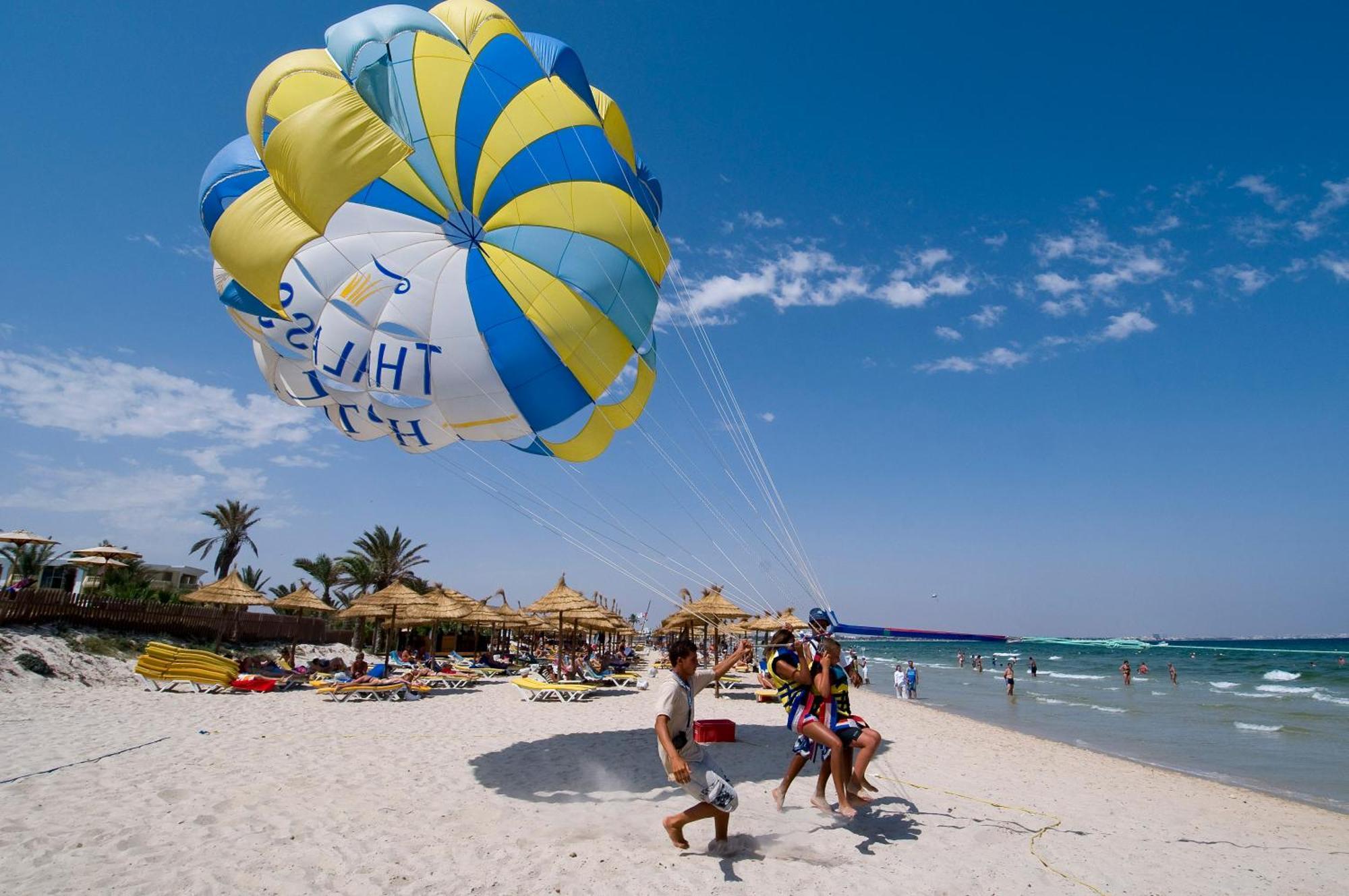 ロイヤル タラッサ モナスティール ホテル モナスティル エクステリア 写真 Parachute landing on the beach