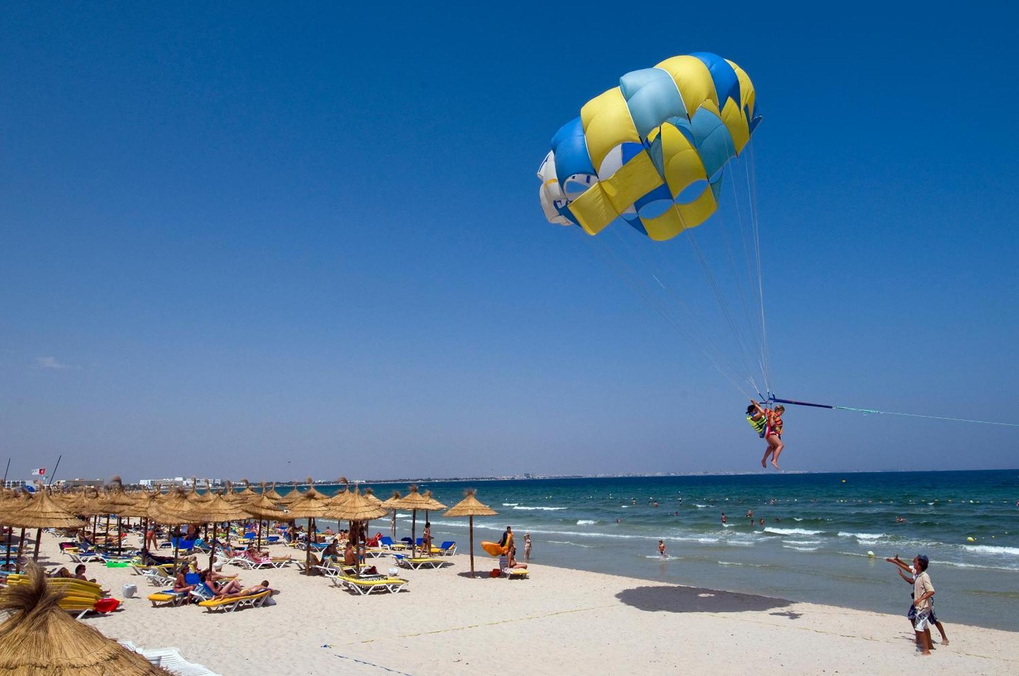 ロイヤル タラッサ モナスティール ホテル モナスティル エクステリア 写真 Parachute in Benalmadena