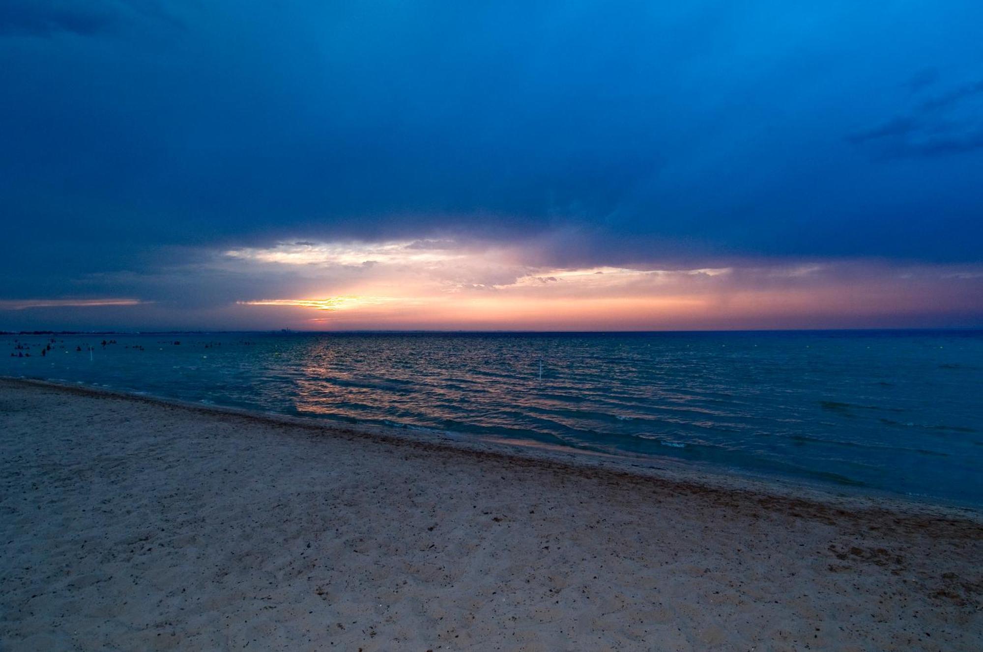 ロイヤル タラッサ モナスティール ホテル モナスティル エクステリア 写真 Sunset at the beach