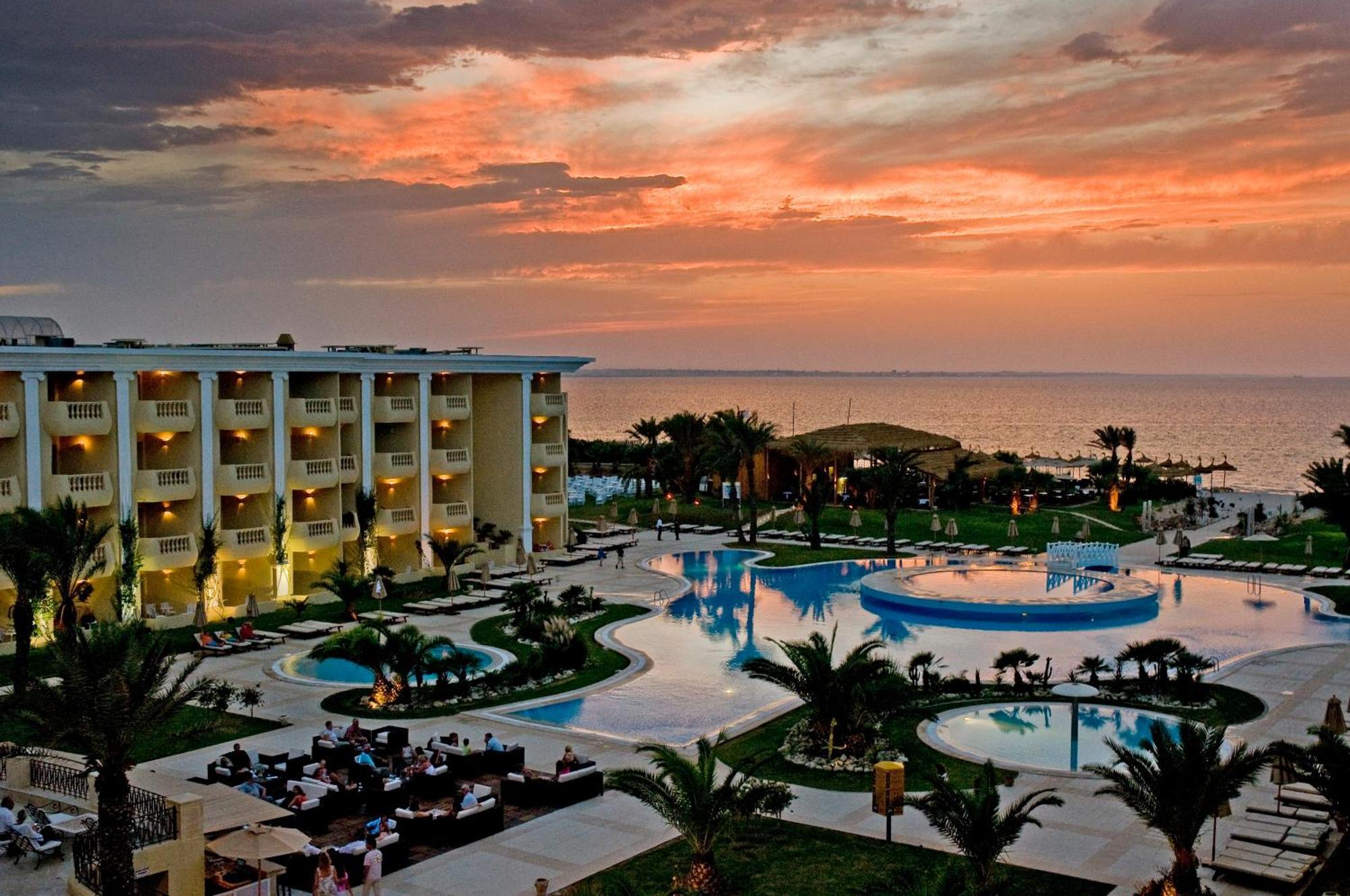 ロイヤル タラッサ モナスティール ホテル モナスティル エクステリア 写真 Sunset at the Iberostar Grand Hotel at Playa del Inglés, Gran Canaria