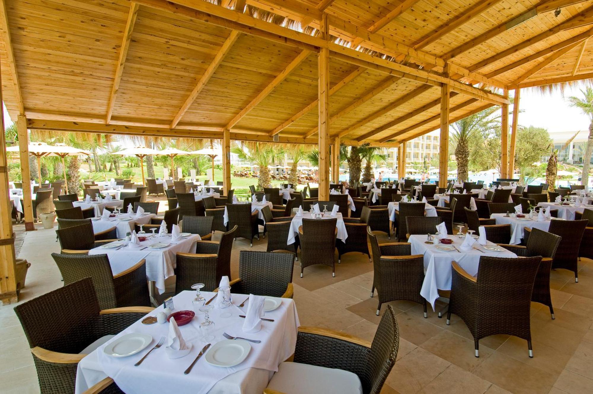 ロイヤル タラッサ モナスティール ホテル モナスティル エクステリア 写真 Restaurant at the Dead Sea