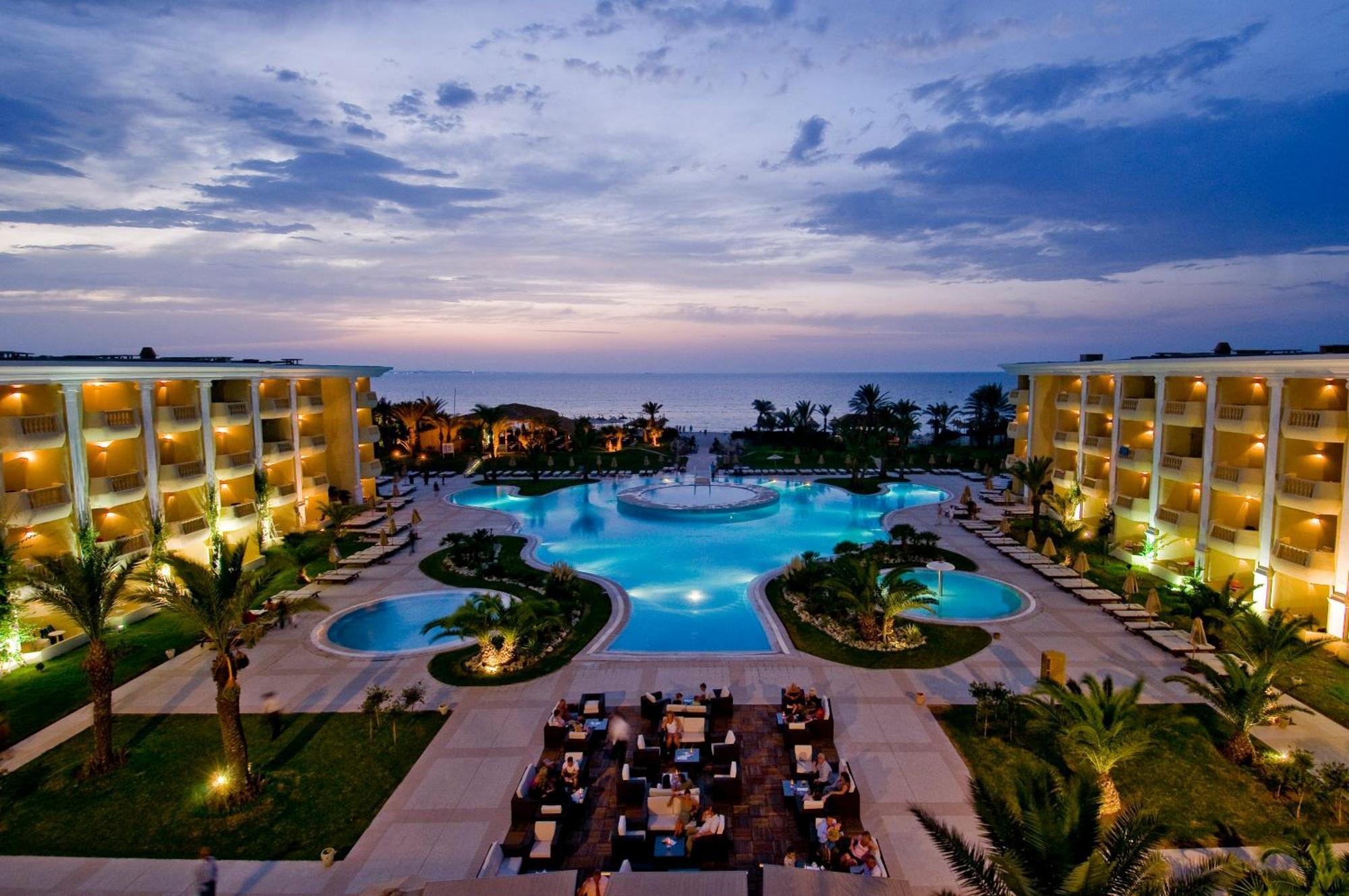 ロイヤル タラッサ モナスティール ホテル モナスティル エクステリア 写真 The resort at sunset