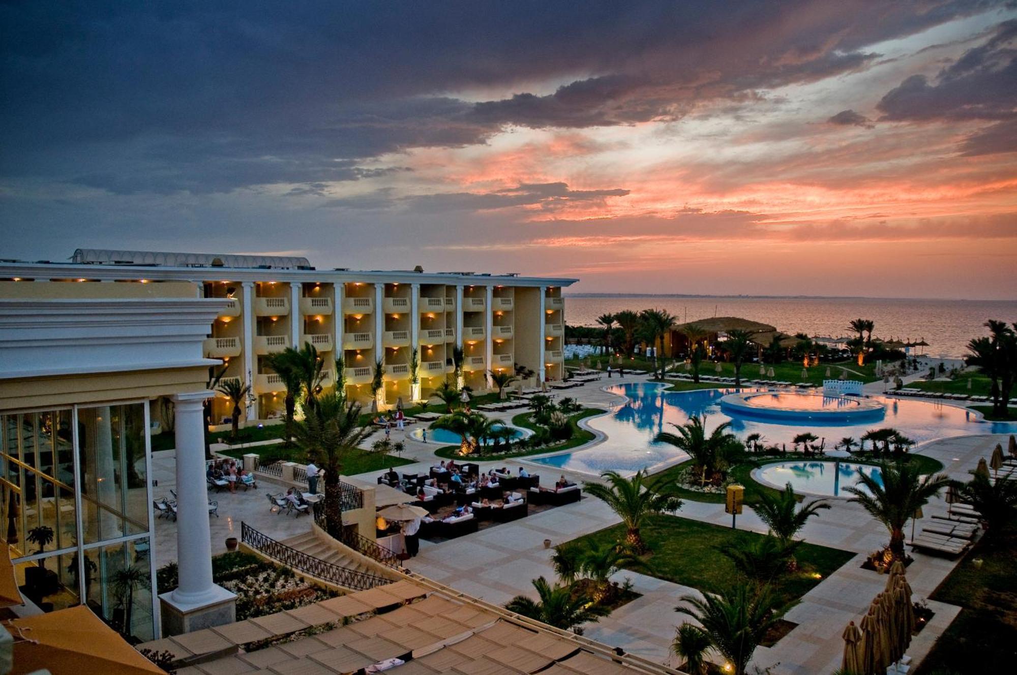 ロイヤル タラッサ モナスティール ホテル モナスティル エクステリア 写真 Sunset at the resort