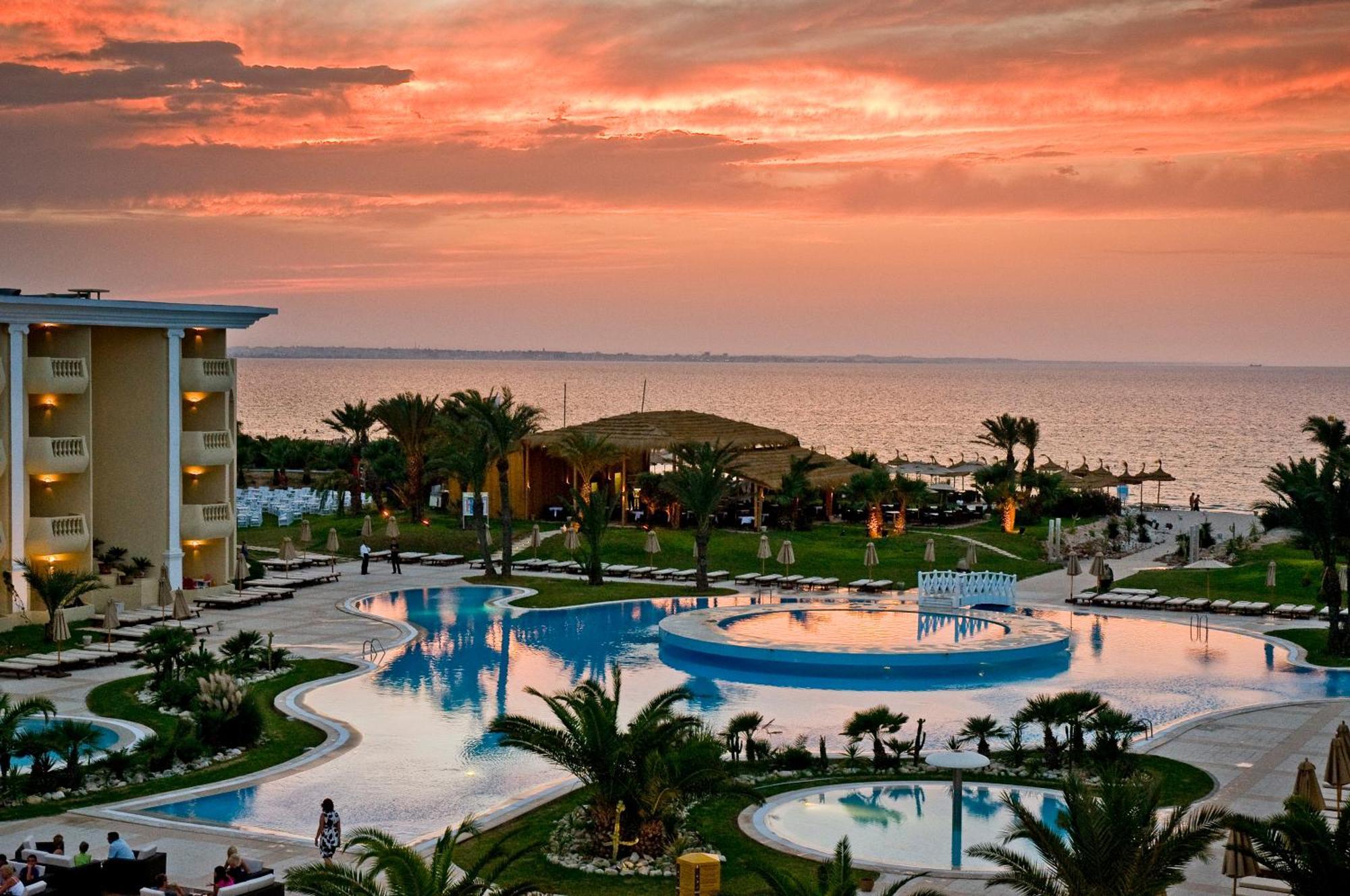 ロイヤル タラッサ モナスティール ホテル モナスティル エクステリア 写真 Sunset at the Iberostar Grand Hotel at Playa del Inglés, Gran Canaria