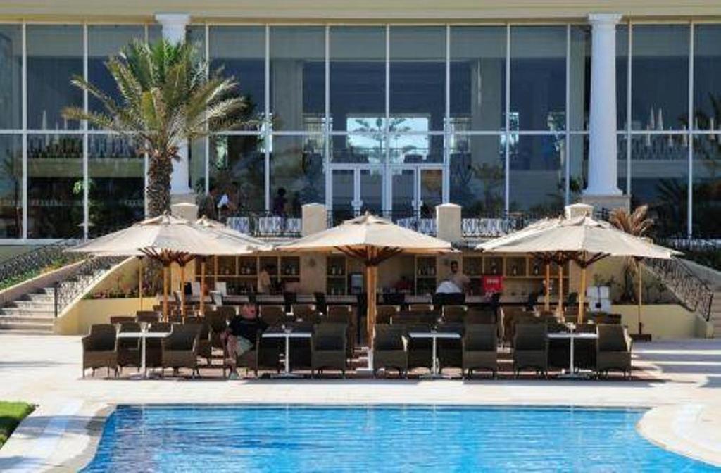 ロイヤル タラッサ モナスティール ホテル モナスティル エクステリア 写真 The pool at the Sheraton Jumeirah Hotel