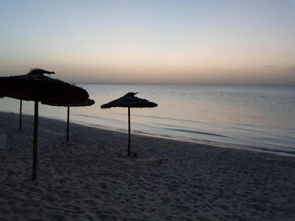 ロイヤル タラッサ モナスティール ホテル モナスティル エクステリア 写真 Sunset at the beach