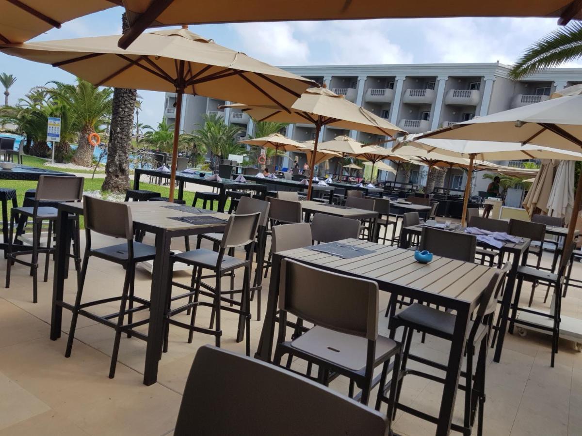 ロイヤル タラッサ モナスティール ホテル モナスティル エクステリア 写真 The pool bar at the Hilton